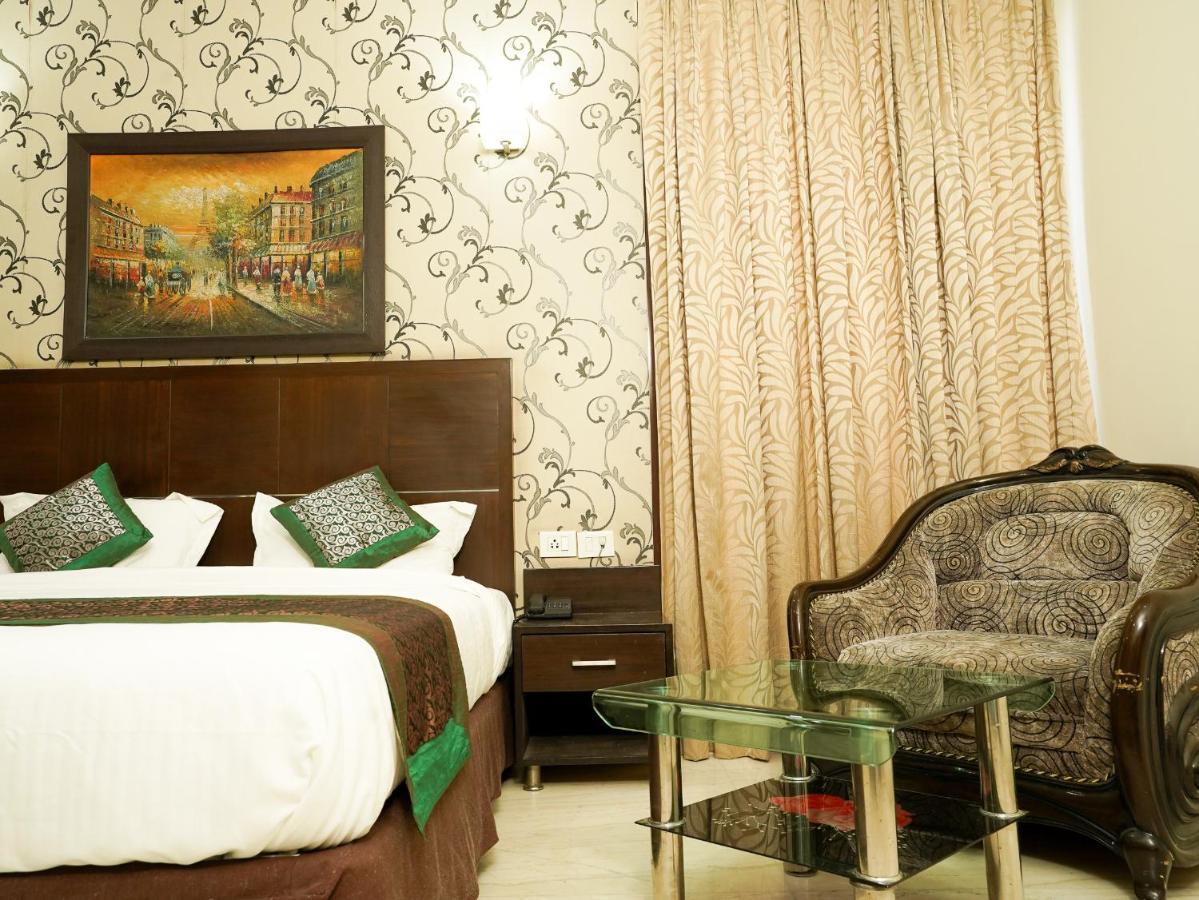 Lime Tree Hotel Sushant Lok Gurgaon Sector 29 Next To Iffco Chowk Metro 外观 照片