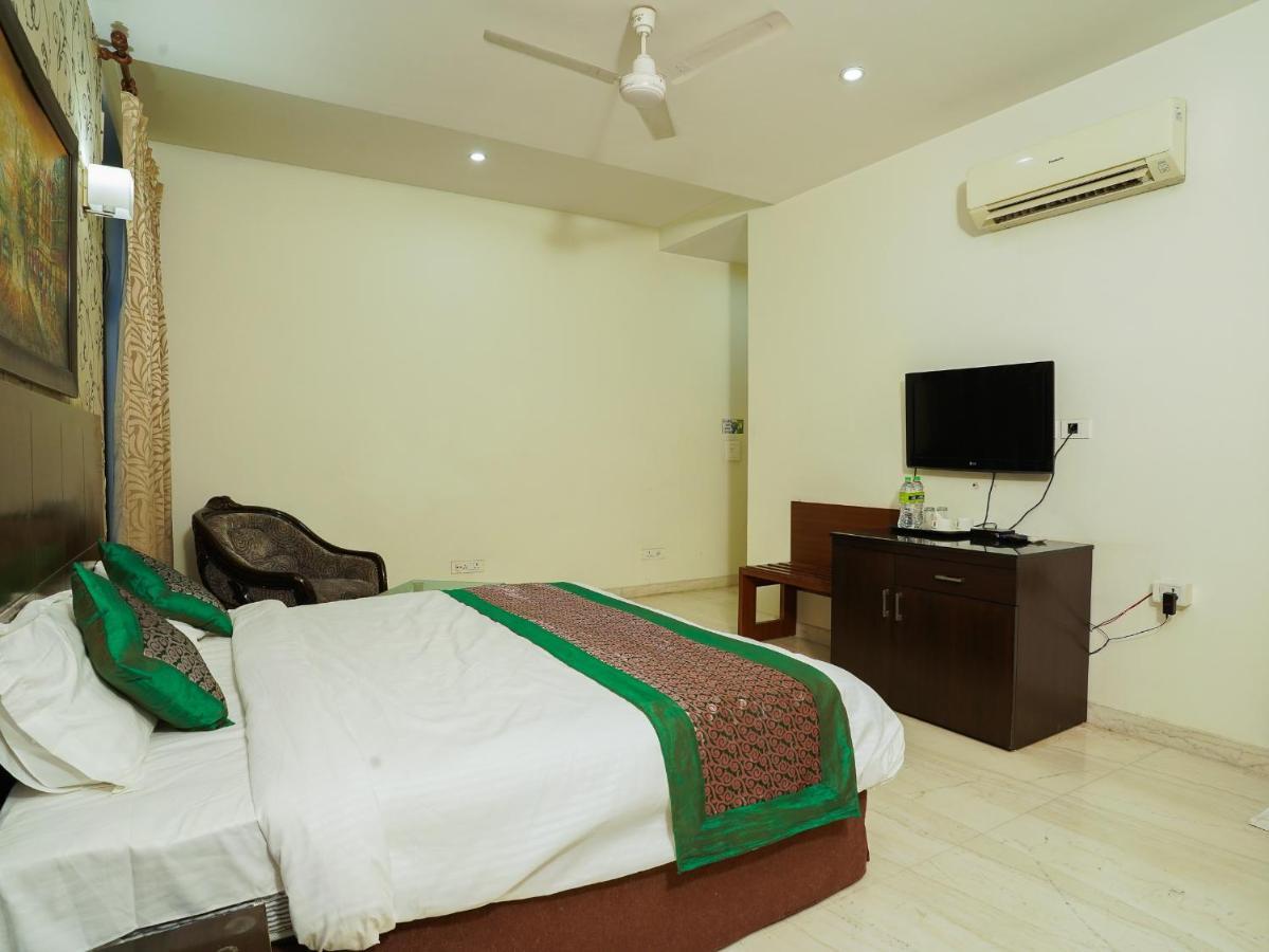 Lime Tree Hotel Sushant Lok Gurgaon Sector 29 Next To Iffco Chowk Metro 外观 照片