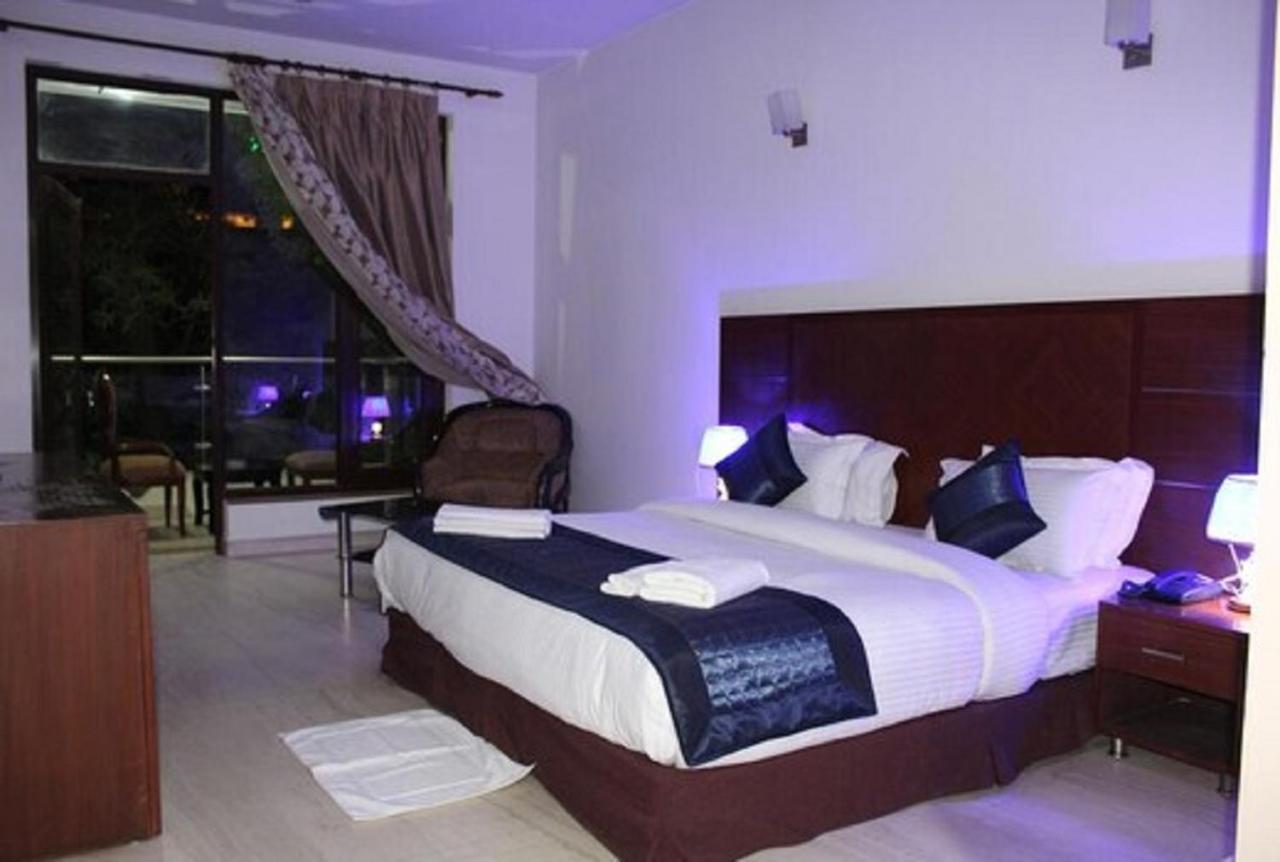 Lime Tree Hotel Sushant Lok Gurgaon Sector 29 Next To Iffco Chowk Metro 外观 照片
