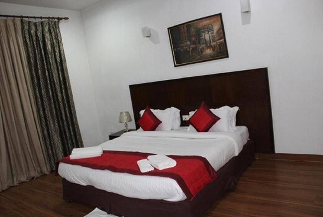 Lime Tree Hotel Sushant Lok Gurgaon Sector 29 Next To Iffco Chowk Metro 外观 照片