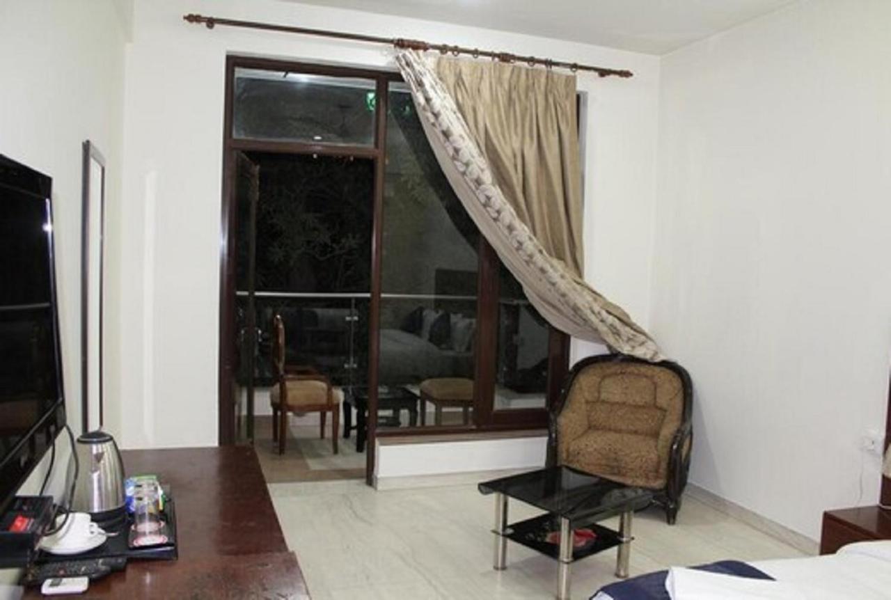 Lime Tree Hotel Sushant Lok Gurgaon Sector 29 Next To Iffco Chowk Metro 外观 照片