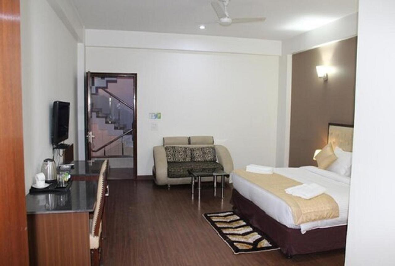 Lime Tree Hotel Sushant Lok Gurgaon Sector 29 Next To Iffco Chowk Metro 外观 照片