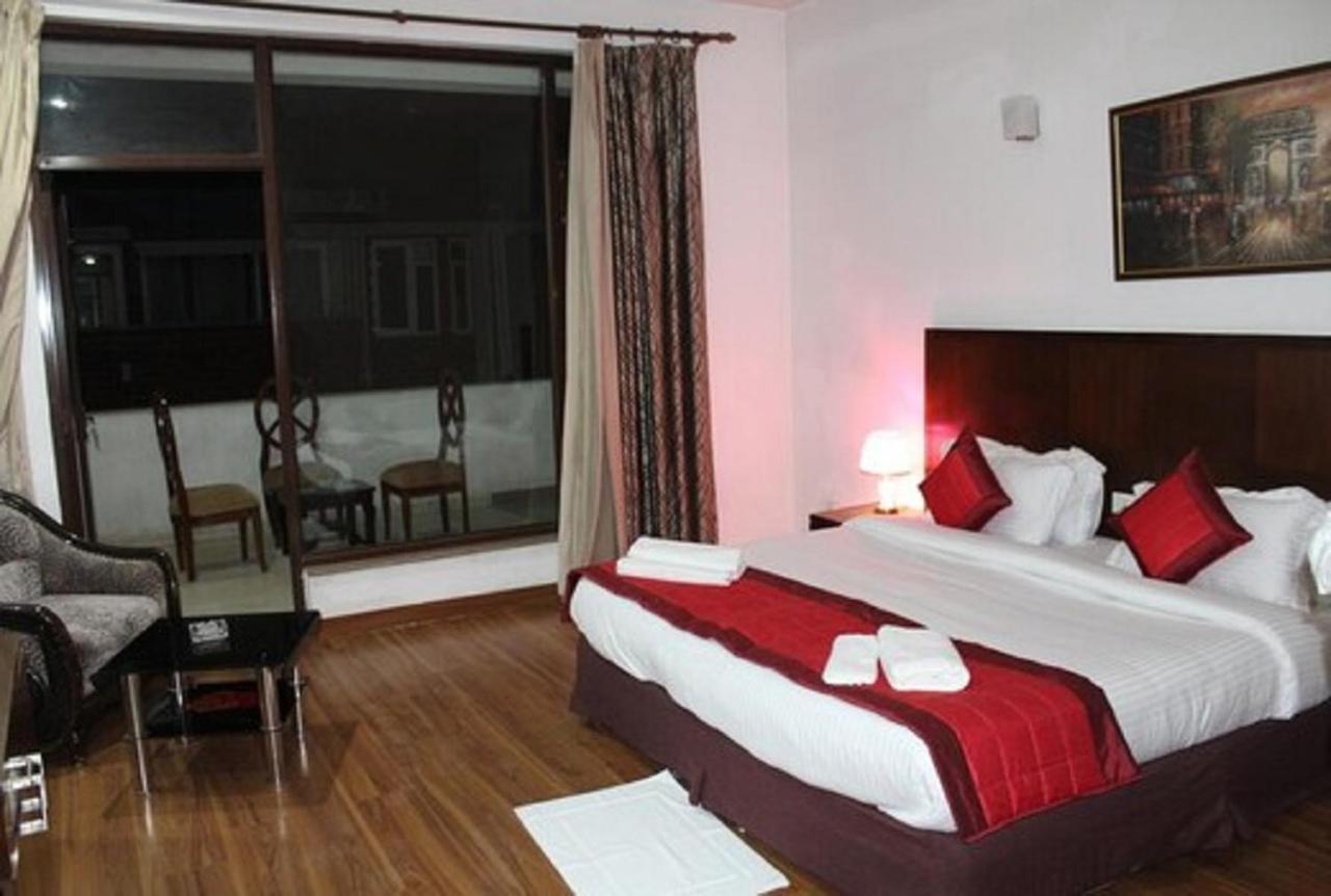Lime Tree Hotel Sushant Lok Gurgaon Sector 29 Next To Iffco Chowk Metro 外观 照片