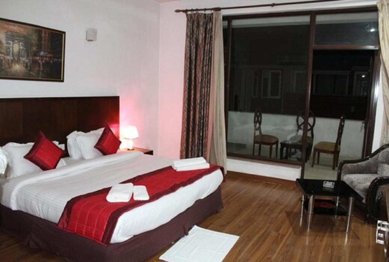 Lime Tree Hotel Sushant Lok Gurgaon Sector 29 Next To Iffco Chowk Metro 外观 照片